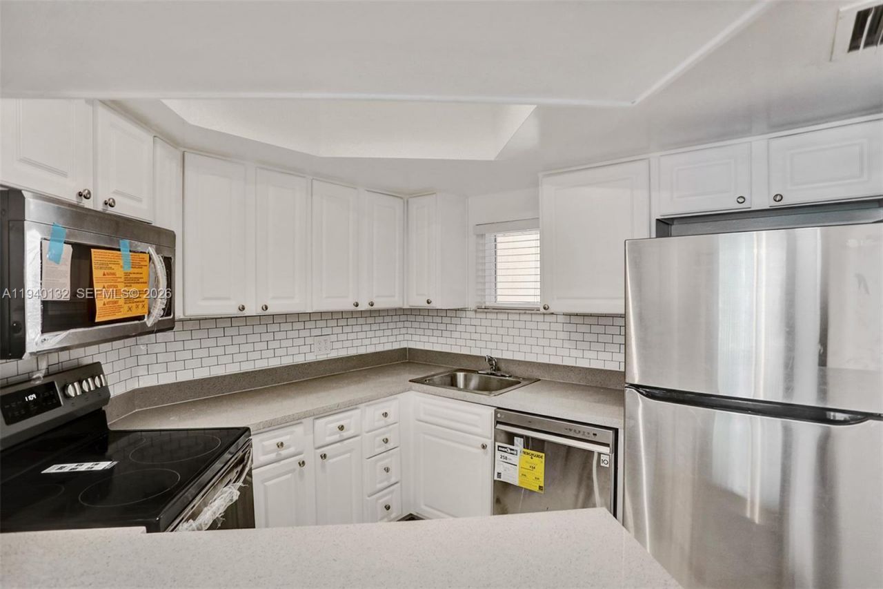 8343 Lake Dr , Unit 205, Doral, FL 33166 Photo