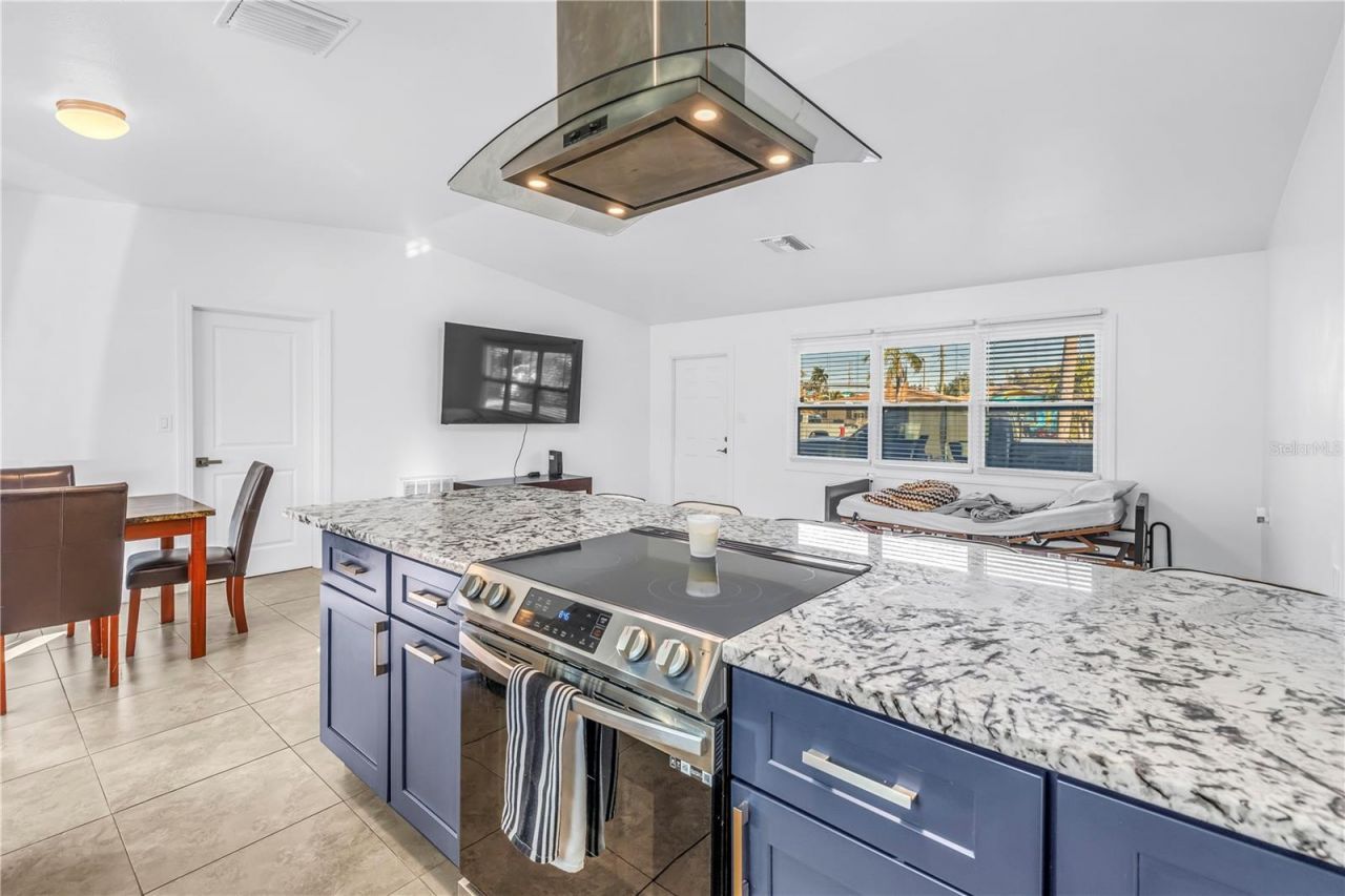 5758 Dartmouth Avenue N, Saint Petersburg, FL 33710 Photo