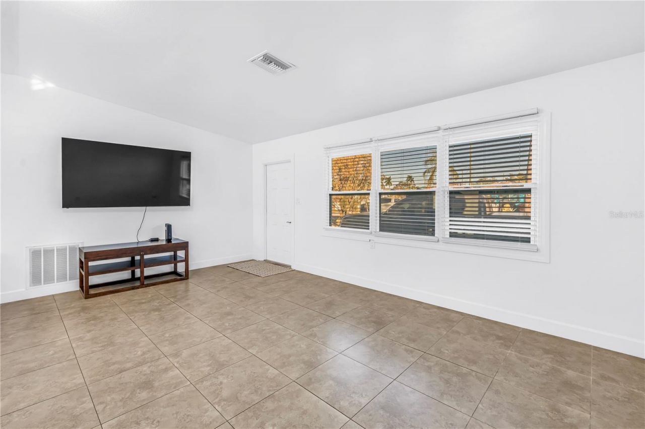 5758 Dartmouth Avenue N, Saint Petersburg, FL 33710 Photo