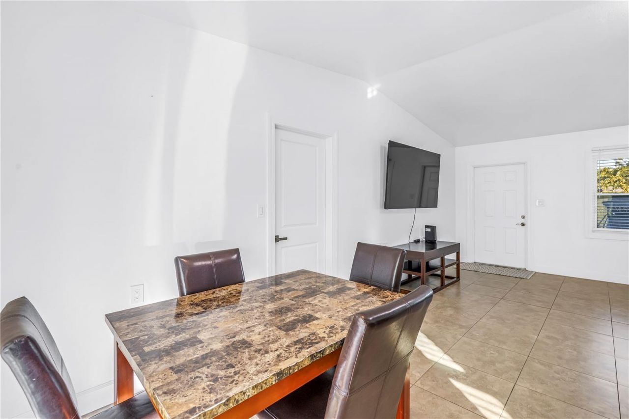 5758 Dartmouth Avenue N, Saint Petersburg, FL 33710 Photo