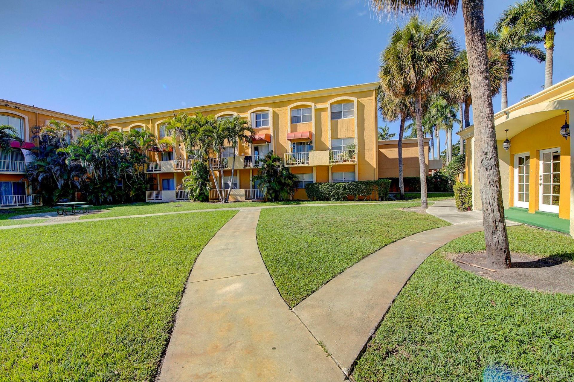 18111 NW 68th Avenue, Unit I210, Hialeah, FL 33015 Photo