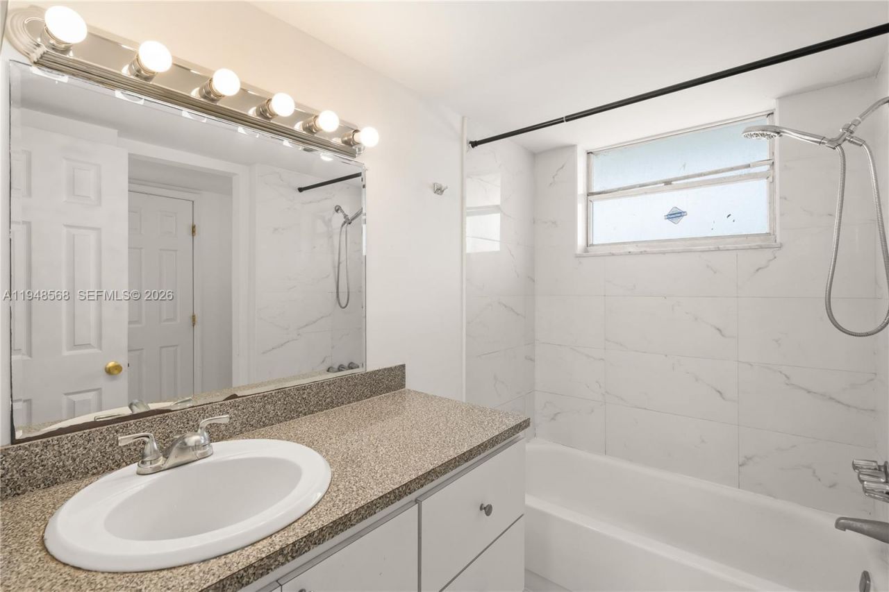 1700 NE 191st St, Unit 202, Miami, FL 33179 Photo