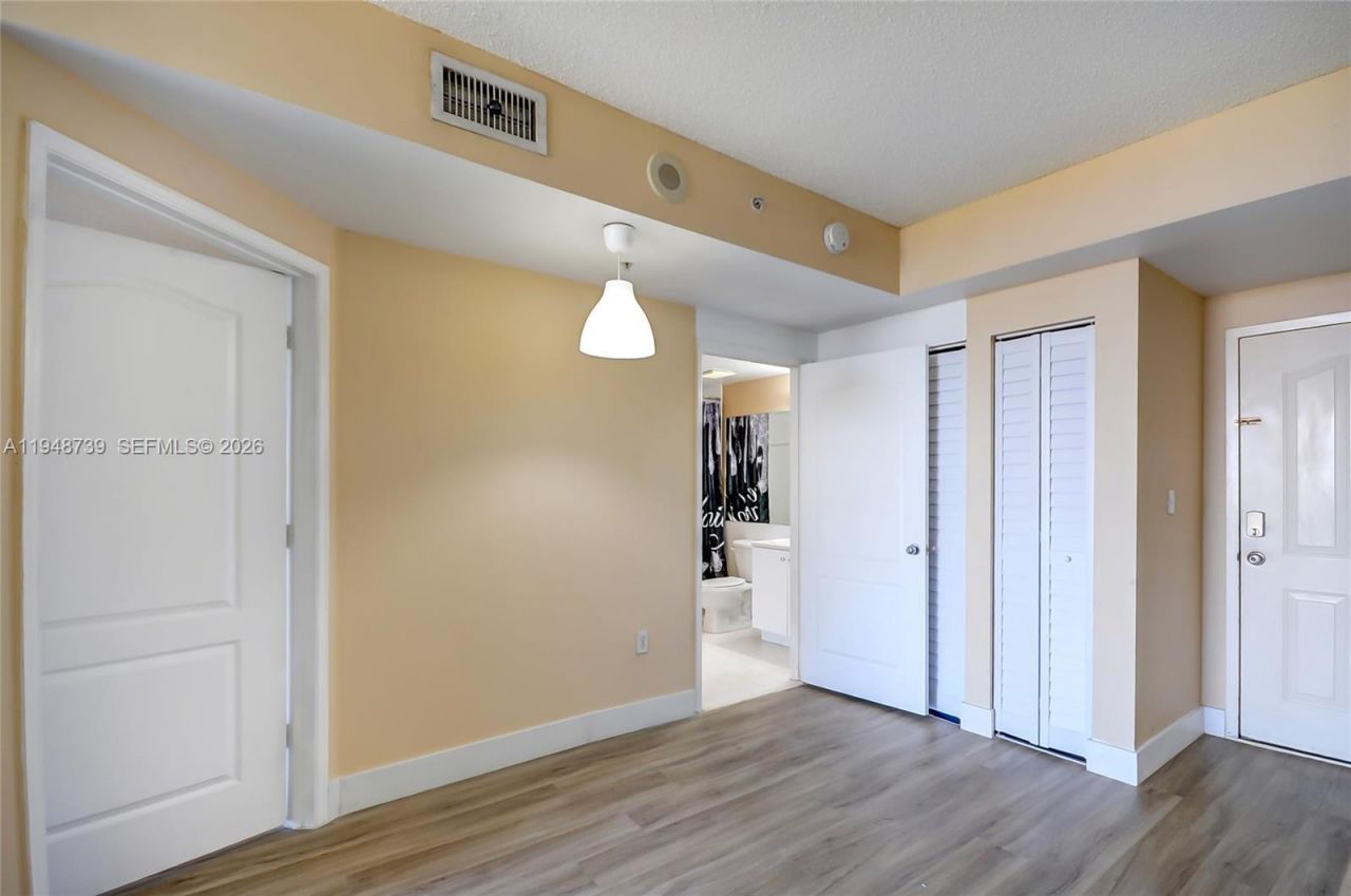 5077 NW 7th St, Unit TS7, Miami, FL 33126 Photo