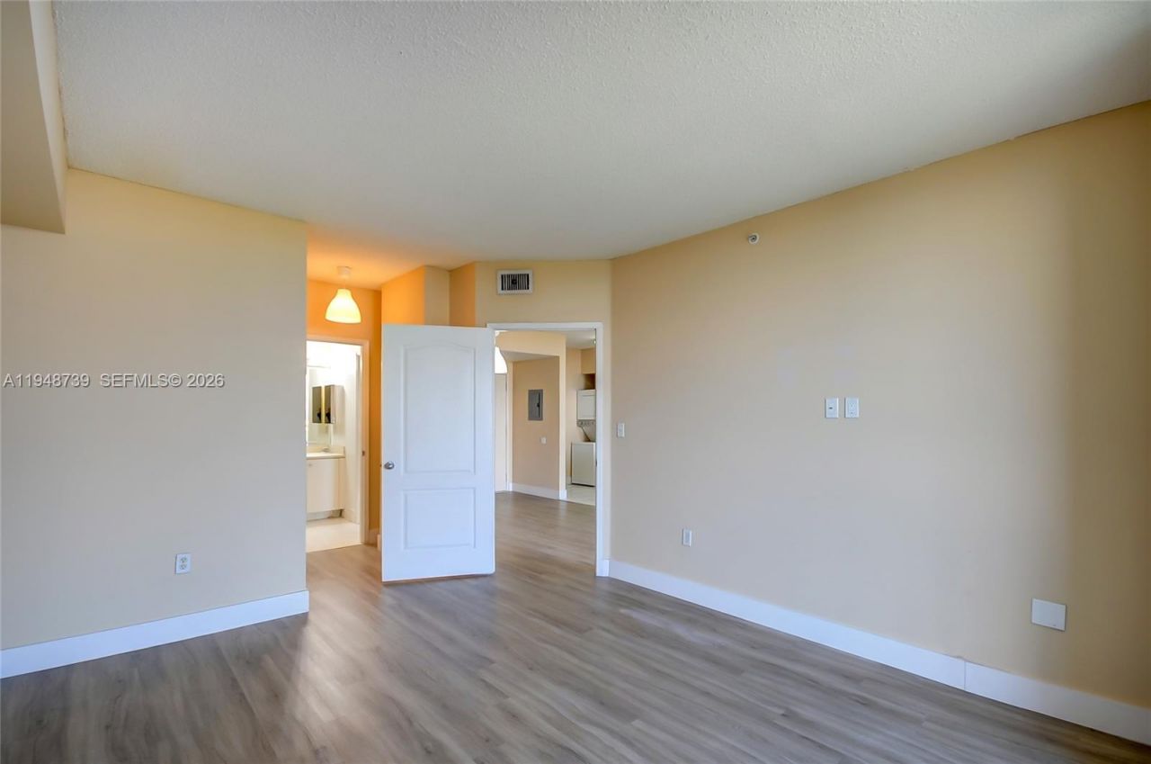 5077 NW 7th St, Unit TS7, Miami, FL 33126 Photo