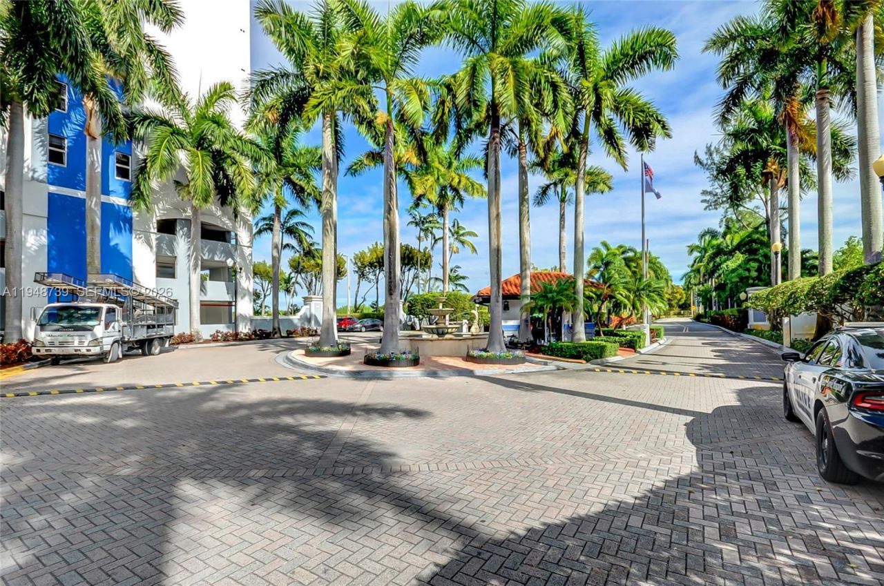 5077 NW 7th St, Unit TS7, Miami, FL 33126 Photo