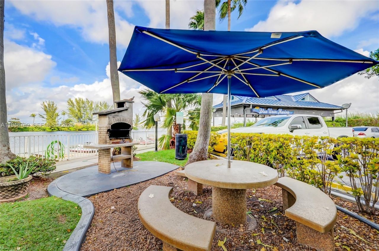 5077 NW 7th St, Unit TS7, Miami, FL 33126 Photo