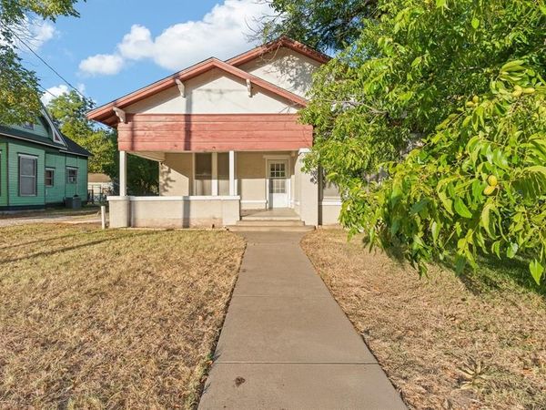 1313 N Robinson Street, Cleburne, TX 76031