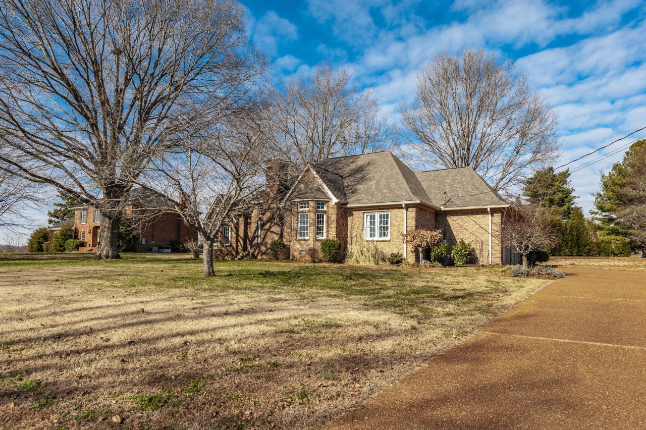 129 Buchanan Cir, Hendersonville, TN 37075 Main Photo