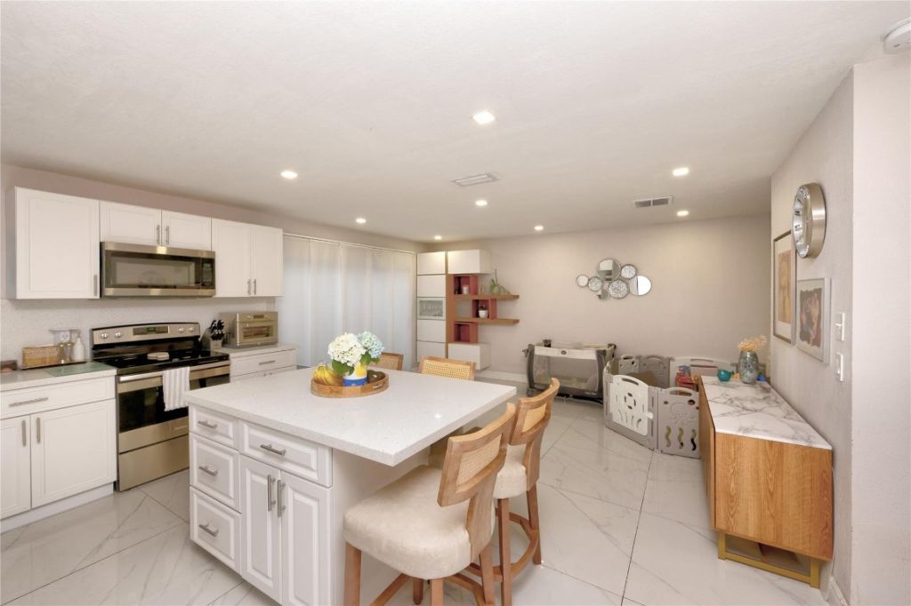 621 Lakeshore Terrace, Davie, FL 33325 Photo