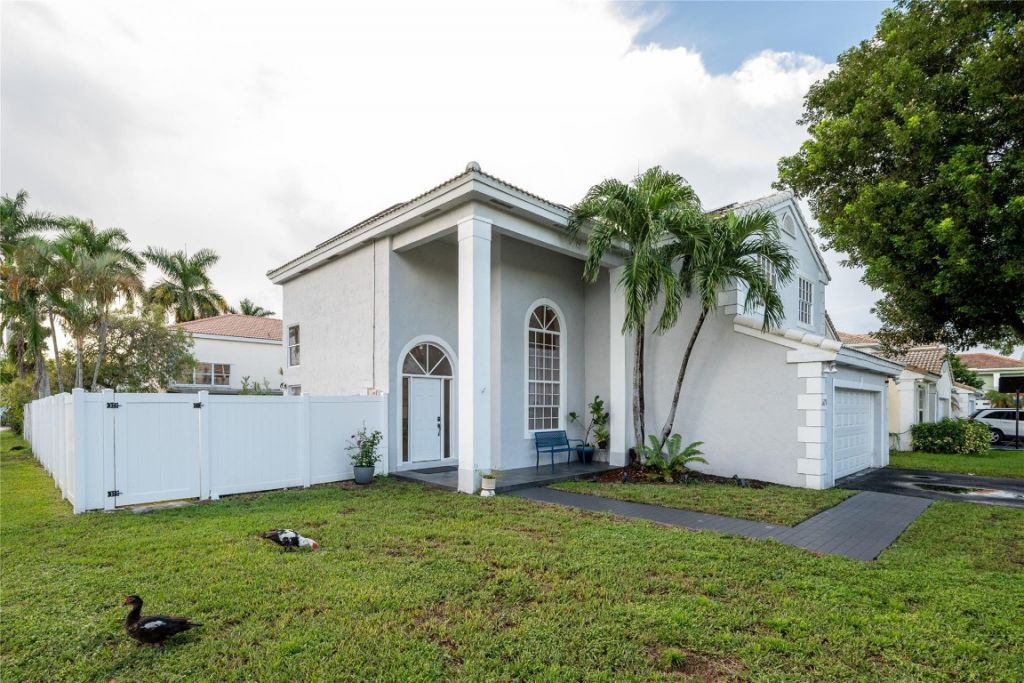 621 Lakeshore Terrace, Davie, FL 33325 Photo