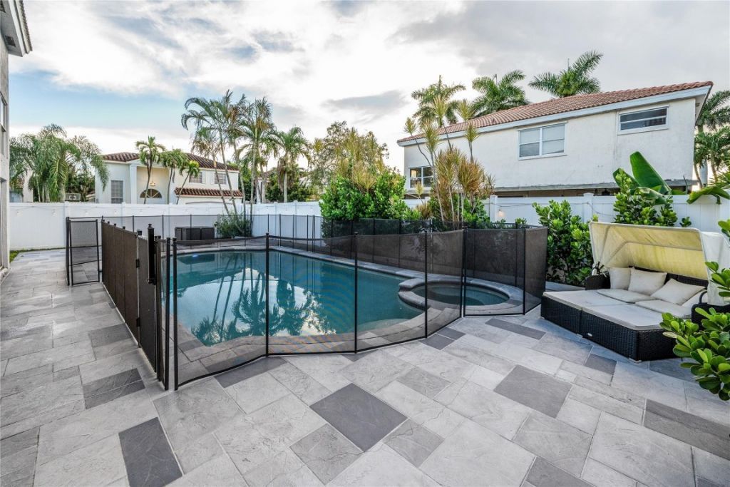 621 Lakeshore Terrace, Davie, FL 33325 Photo