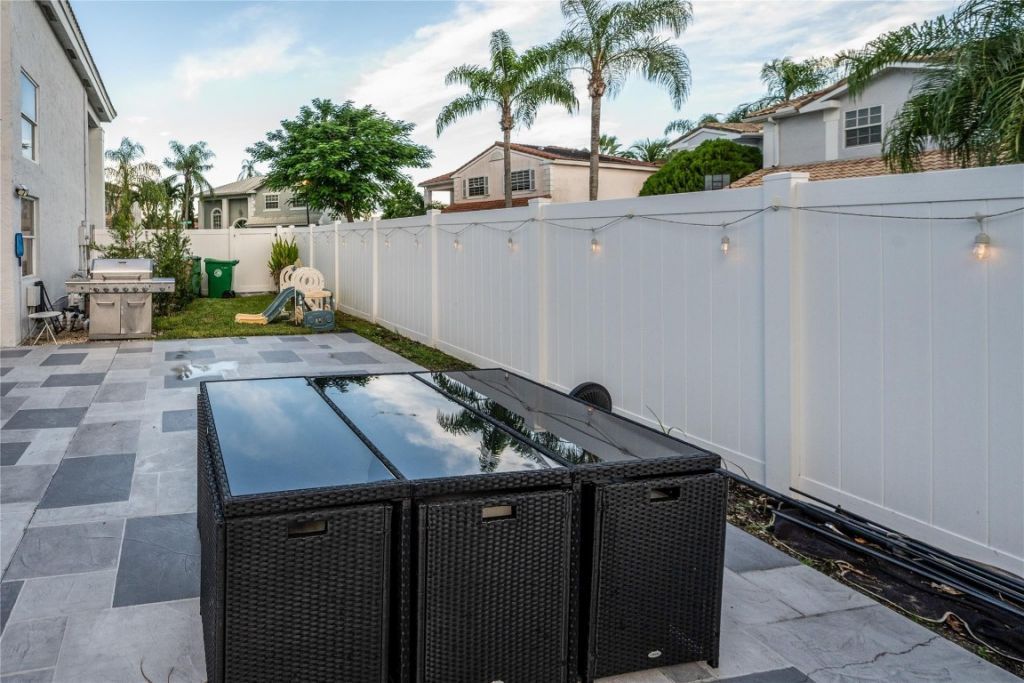 621 Lakeshore Terrace, Davie, FL 33325 Photo