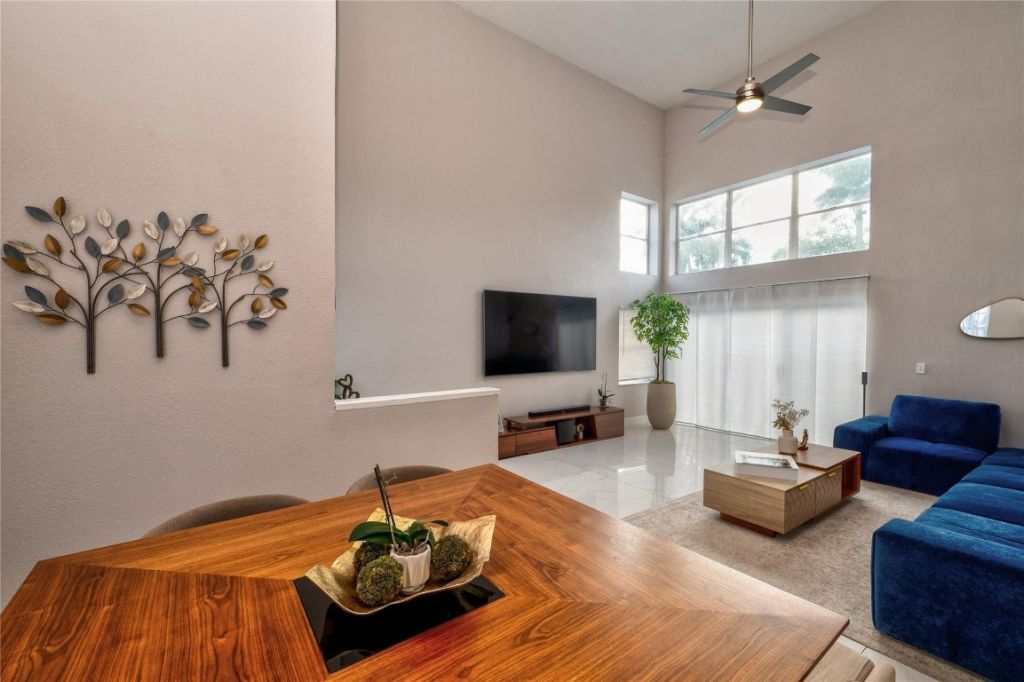 621 Lakeshore Terrace, Davie, FL 33325 Photo