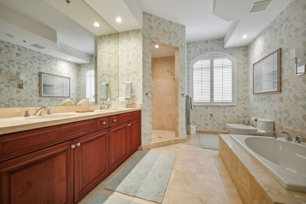 1121 Madruga Avenue, Unit 201, Coral Gables, FL 33146 Photo