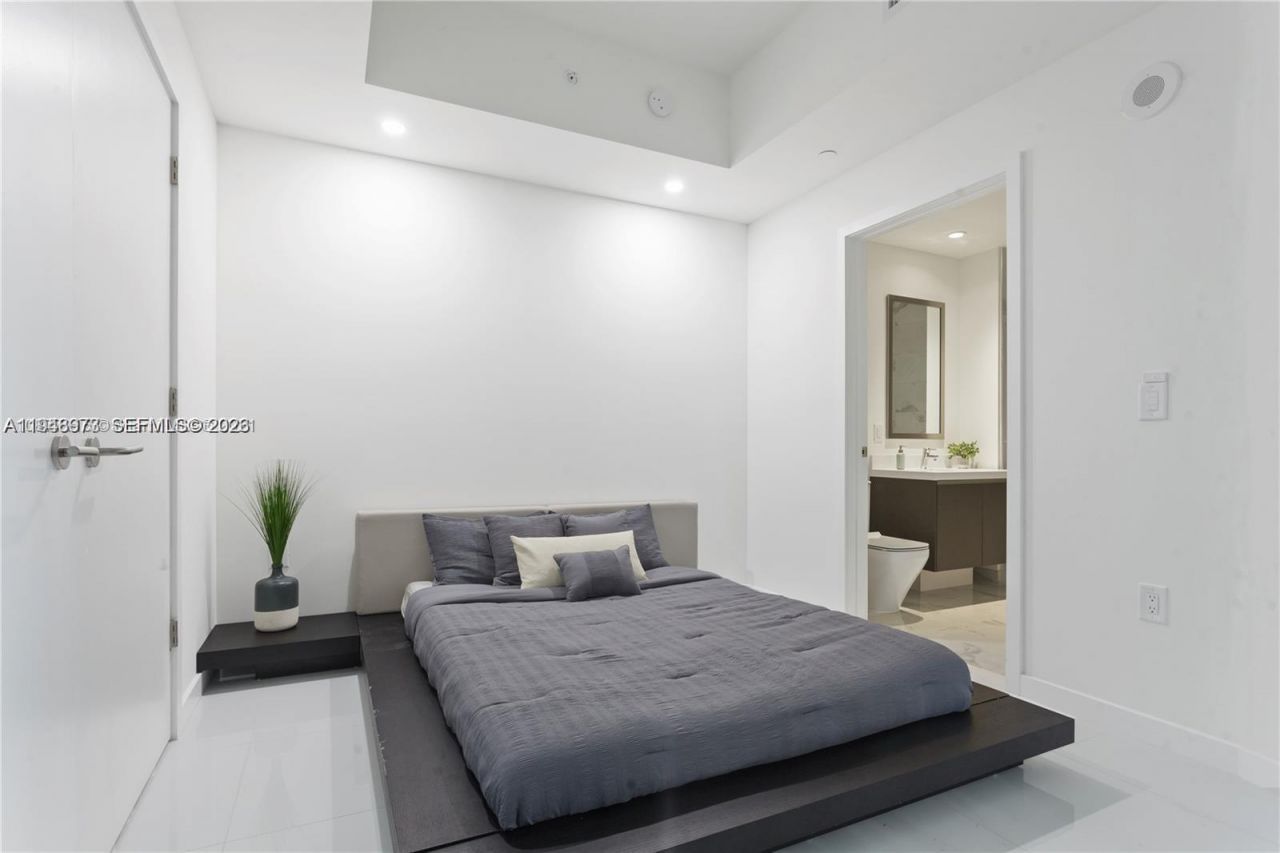 851 NE 1st Ave , Unit 4106, Miami, FL 33132 Photo