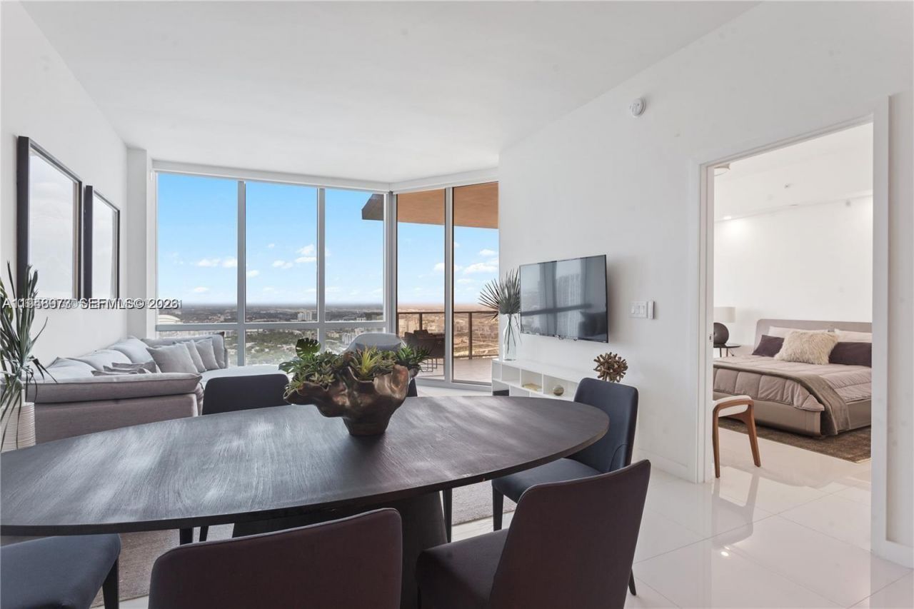 851 NE 1st Ave , Unit 4106, Miami, FL 33132 Photo