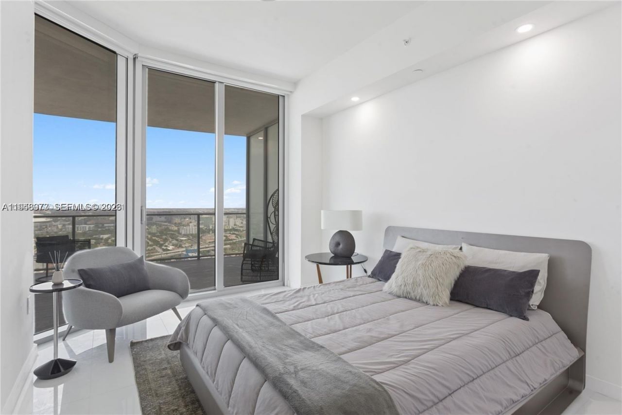 851 NE 1st Ave , Unit 4106, Miami, FL 33132 Photo