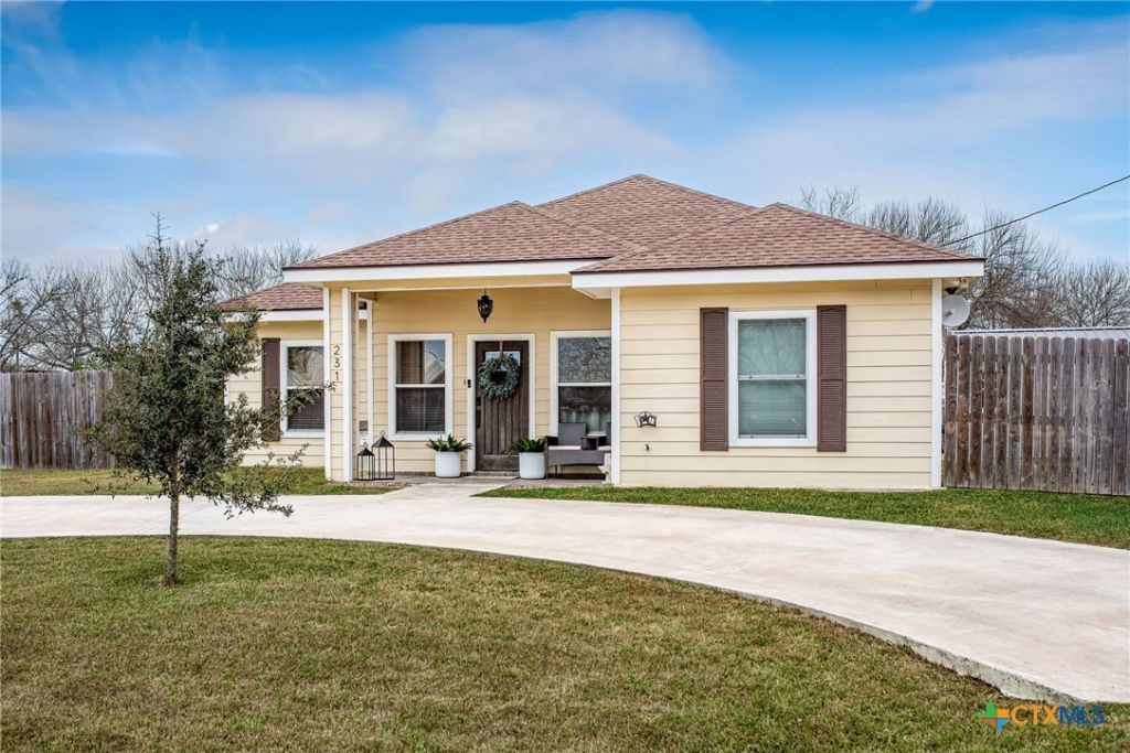 231 Oleander Avenue, Tivoli, TX 77990 Main Photo