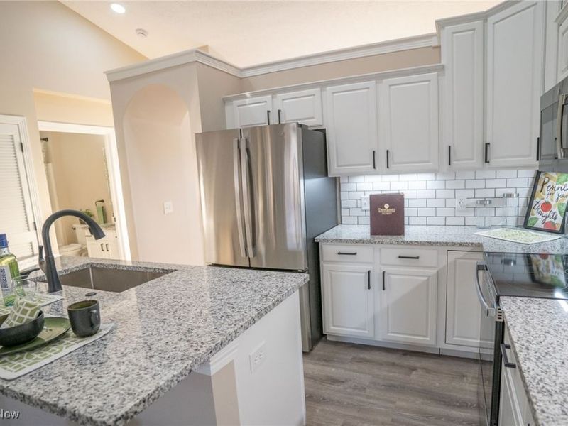 4662 Helmsworth Drive NE, Canton, OH 44714 Photo 2