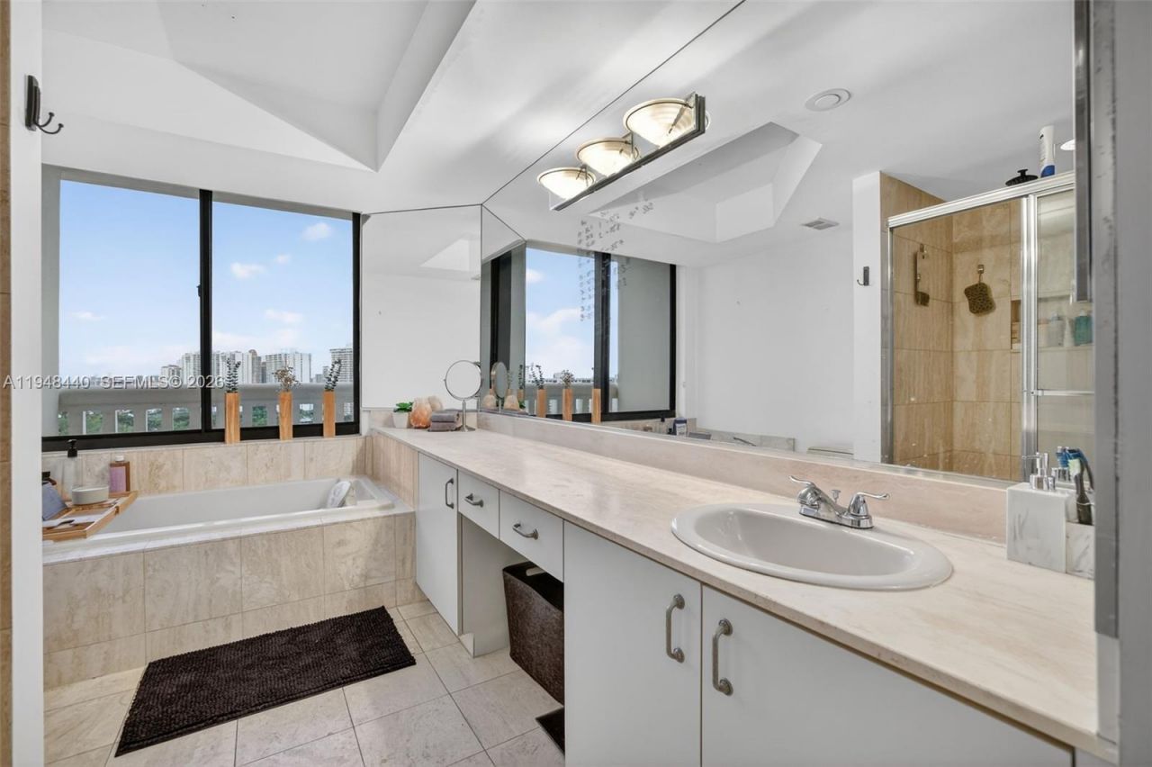 1000 Island Blvd , Unit 2105, Aventura, FL 33160 Photo