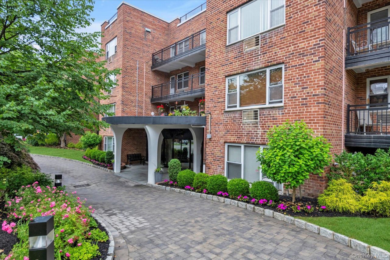 25 Chapel Place Great Neck, NY 11021