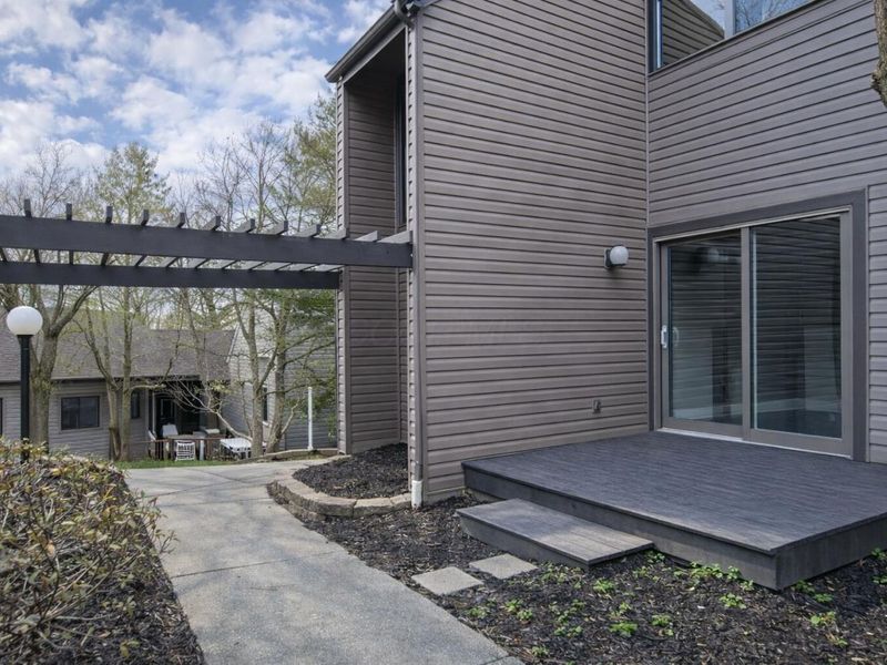 695 Tall Oaks Drive, Newark, OH 43055 Photo 1