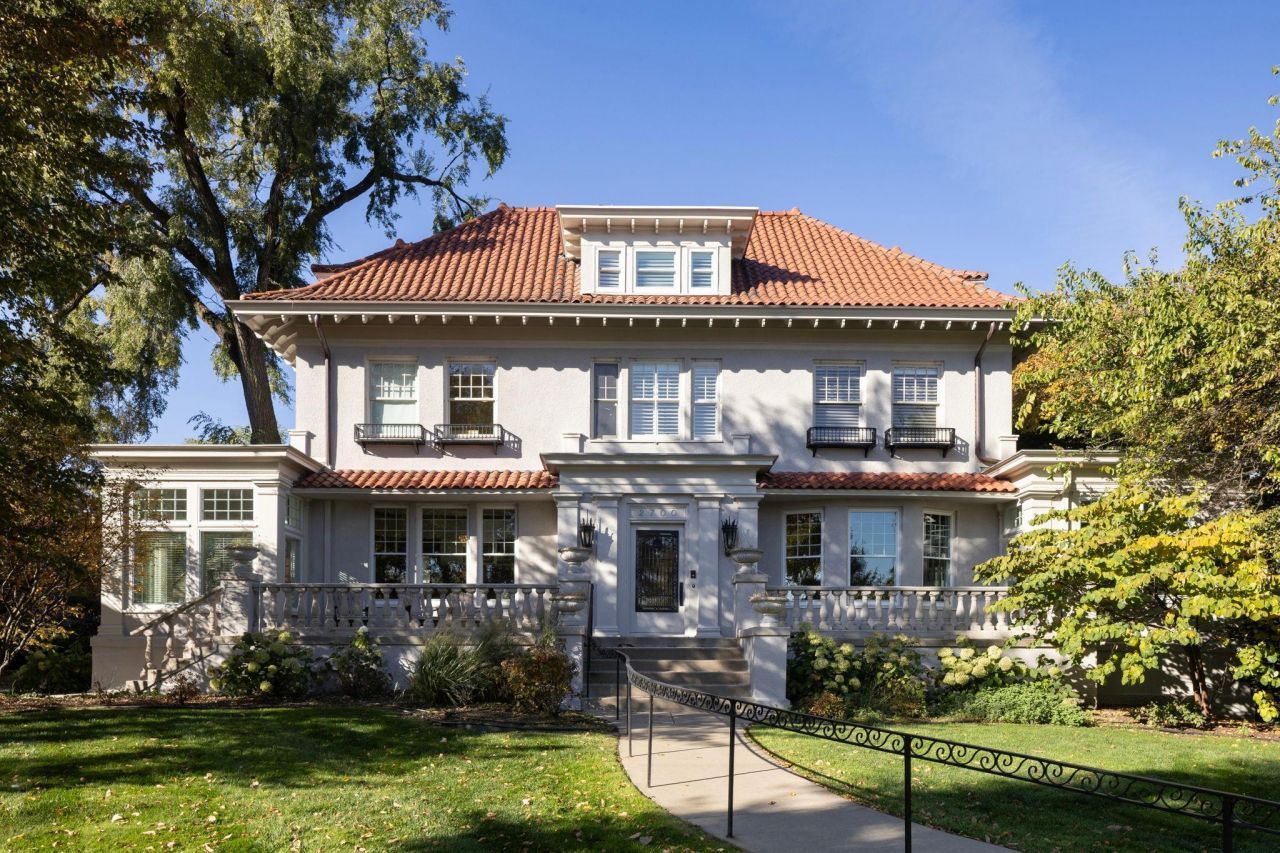 2700 W Lake Of The Isles Parkway, Minneapolis, MN 55416 Main Photo