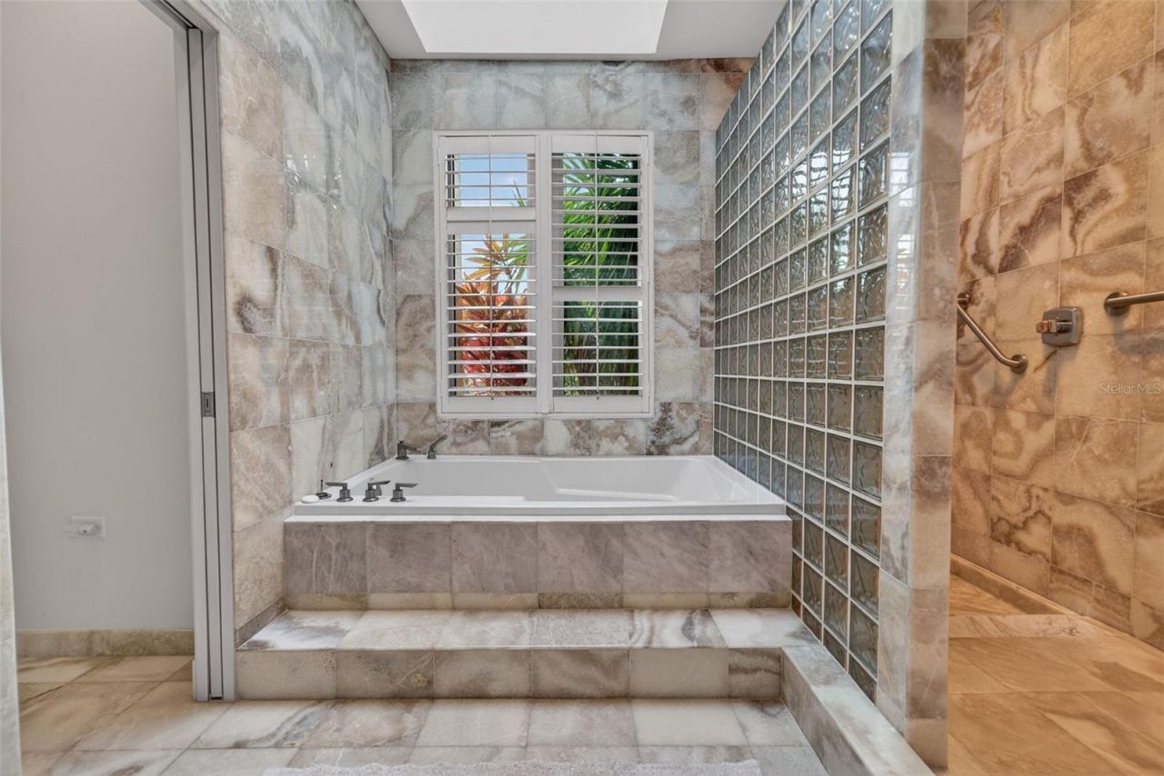 1571 Harbor Cay Lane, Longboat Key, FL 34228 Photo