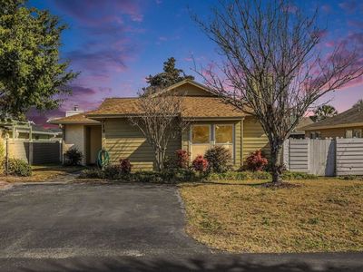 718 Live Oak Dr., North Myrtle Beach, SC 29582