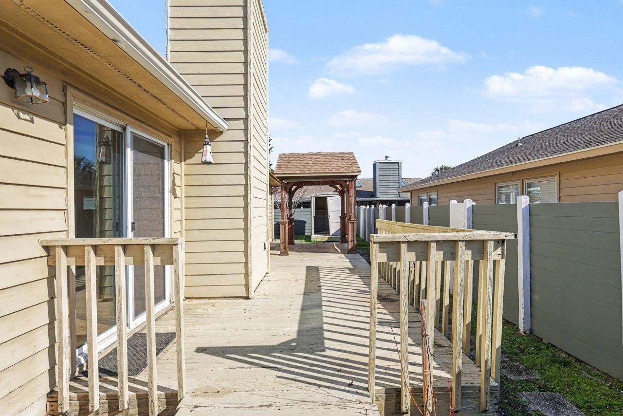 718 Live Oak Dr. Photo 29