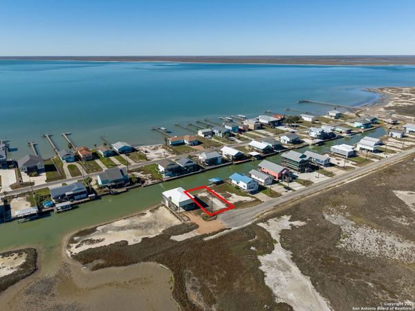 153 Starfish Dr, Rockport, TX 78382