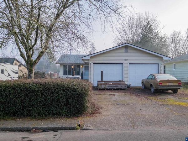 1247 1st Av, Sweet Home, OR 97386