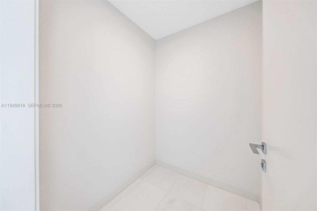 300 Biscayne Boulevard Way, Unit 4507W, Miami, FL 33131 Photo