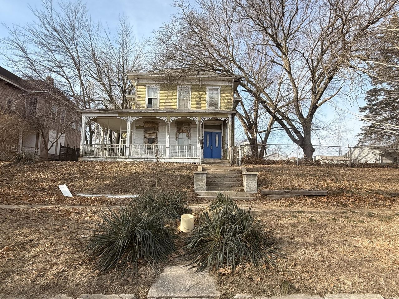 105 N Woodlawn Ave, Burlington, IA 52601 Main Photo