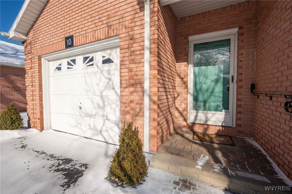 10 Woodpointe, Unit 10, Amherst, NY 14221 Main Photo