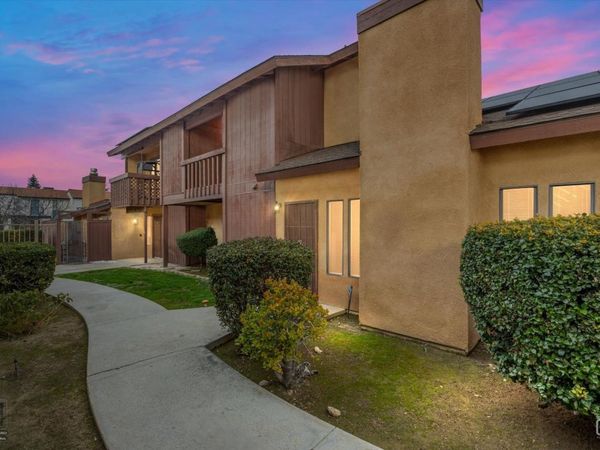 5551 Midsummer Drive, Unit E, Bakersfield, CA 93308