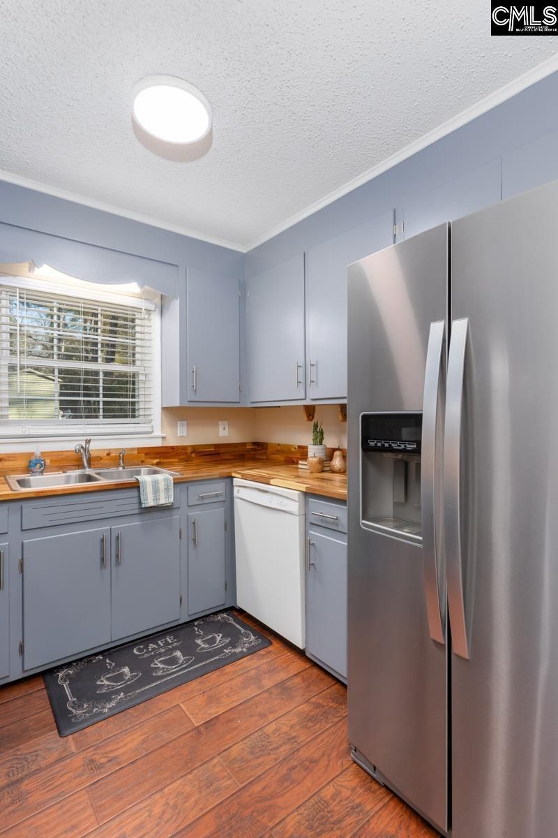 2532 Parkwood Drive  Photo 8