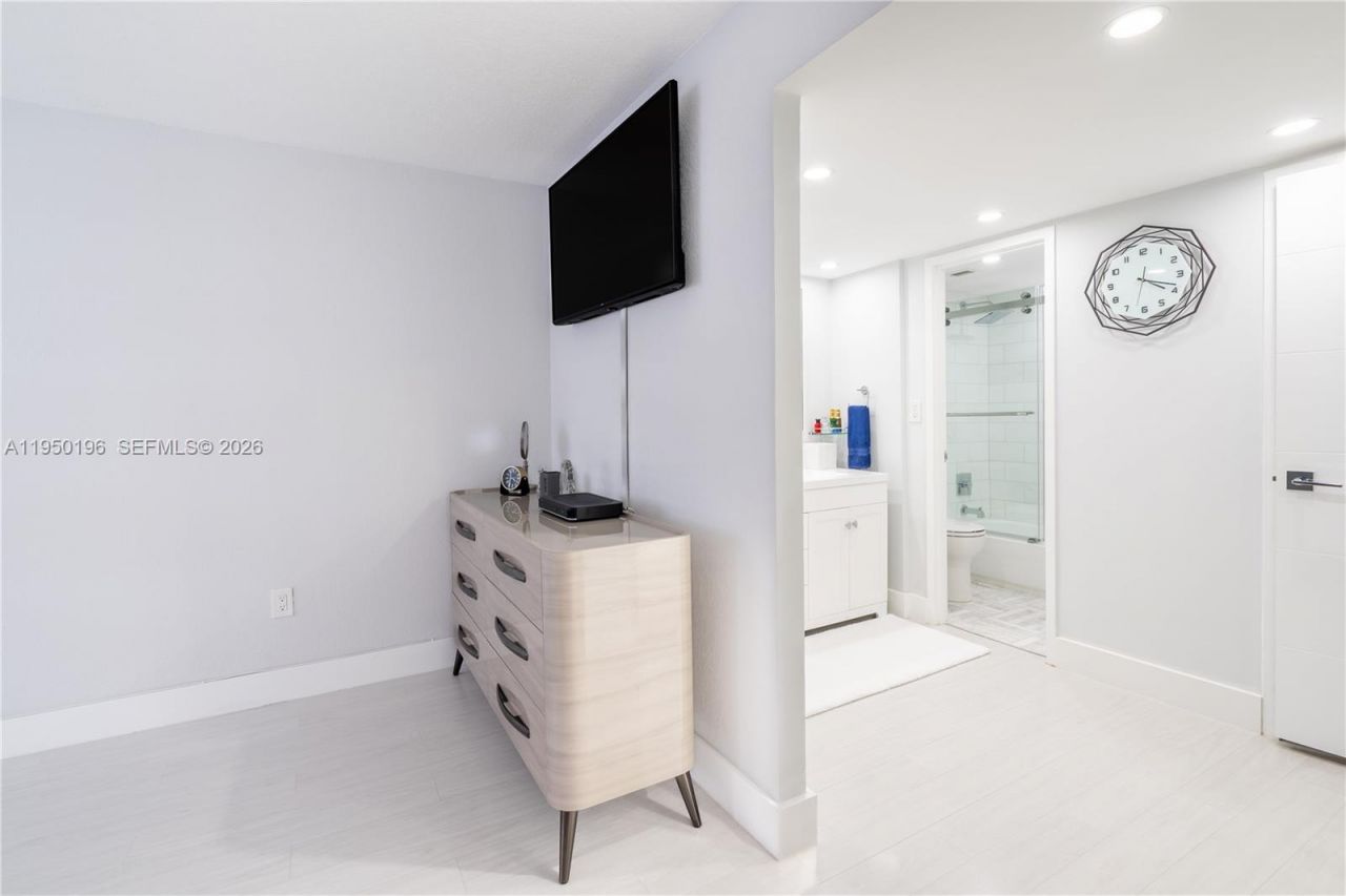 5701 Collins Ave, Unit 1417, Miami Beach, FL 33140 Photo