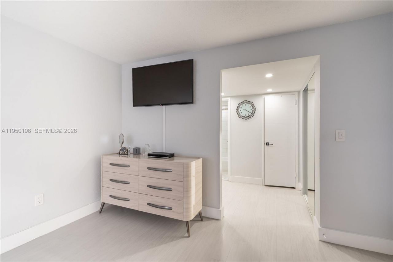 5701 Collins Ave, Unit 1417, Miami Beach, FL 33140 Photo