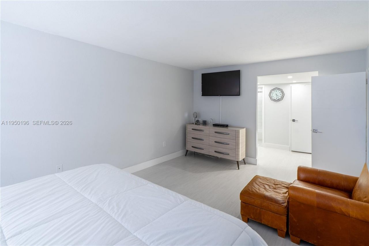 5701 Collins Ave, Unit 1417, Miami Beach, FL 33140 Photo