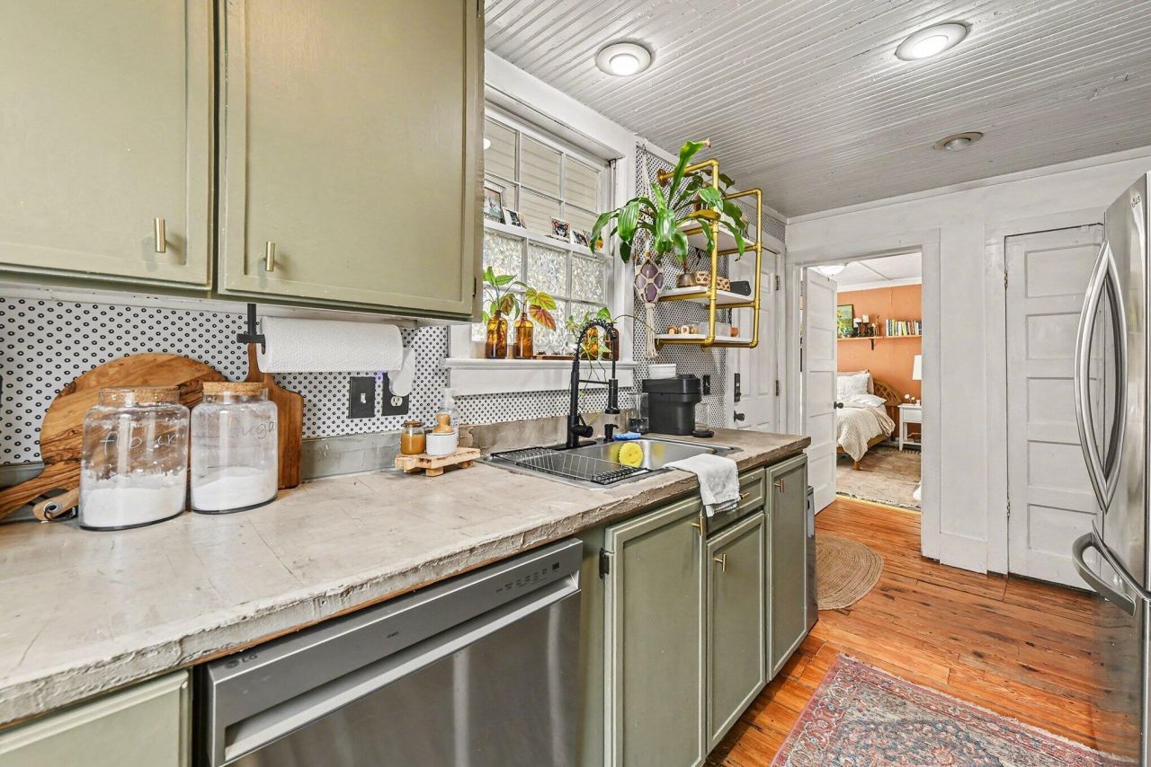 81 Simons Street Photo 11