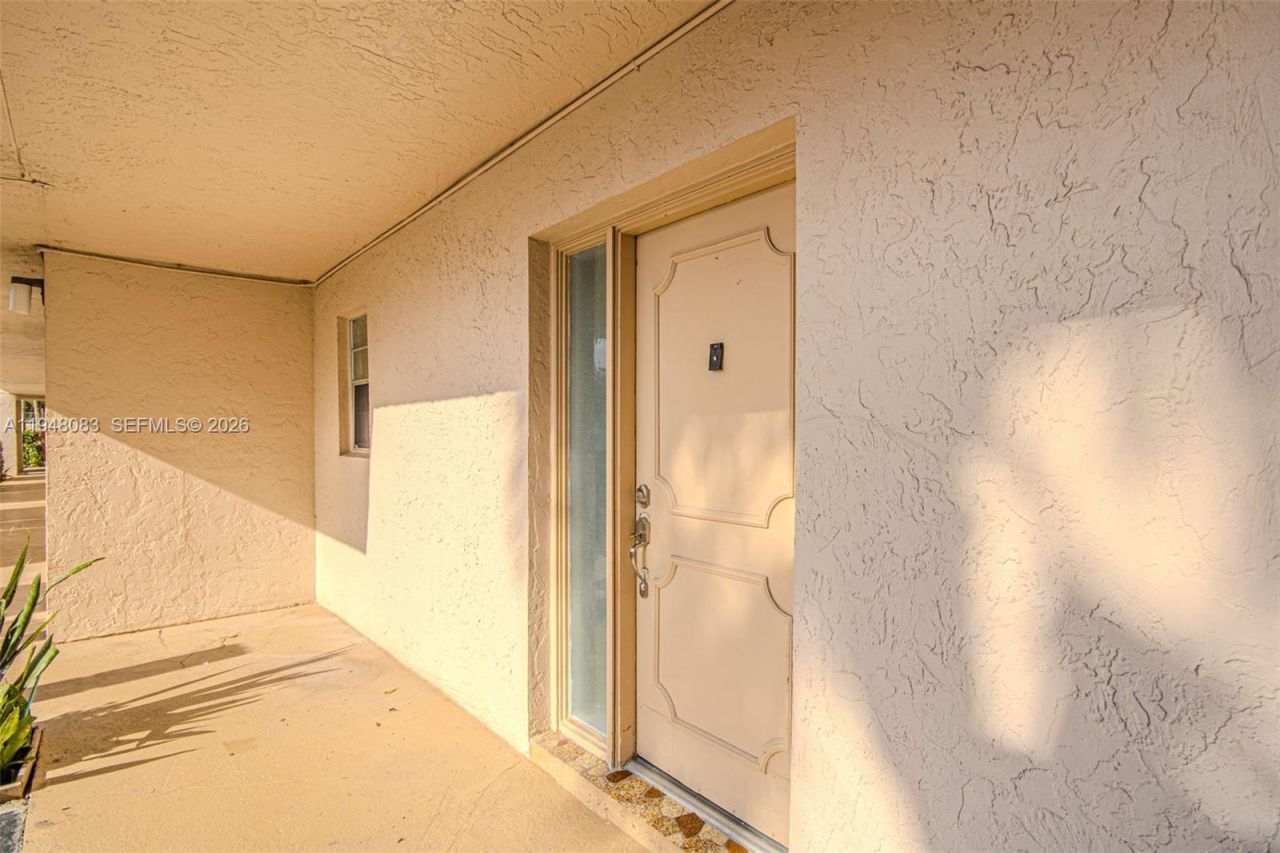 2541 Aragon Blvd , Unit 105, Sunrise, FL 33322 Photo