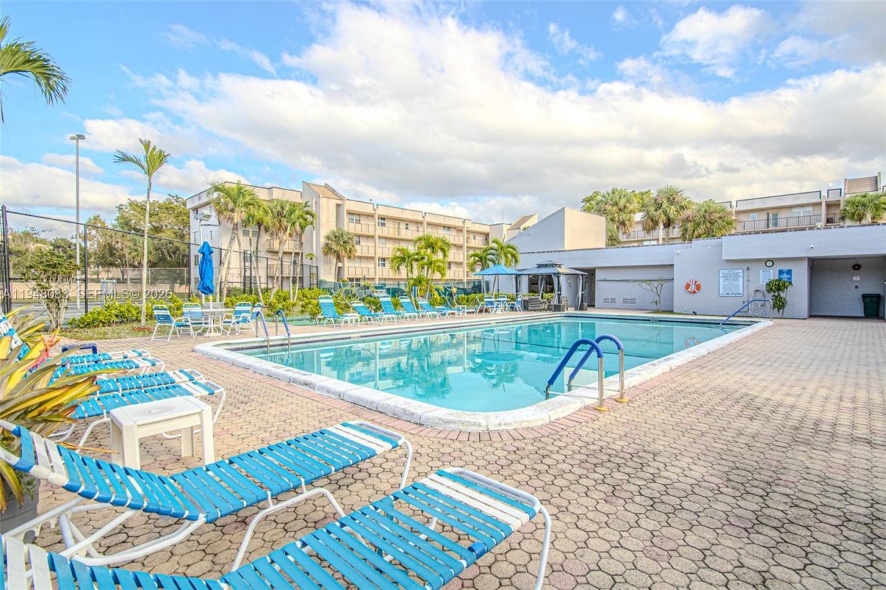 2541 Aragon Blvd , Unit 105, Sunrise, FL 33322 Photo