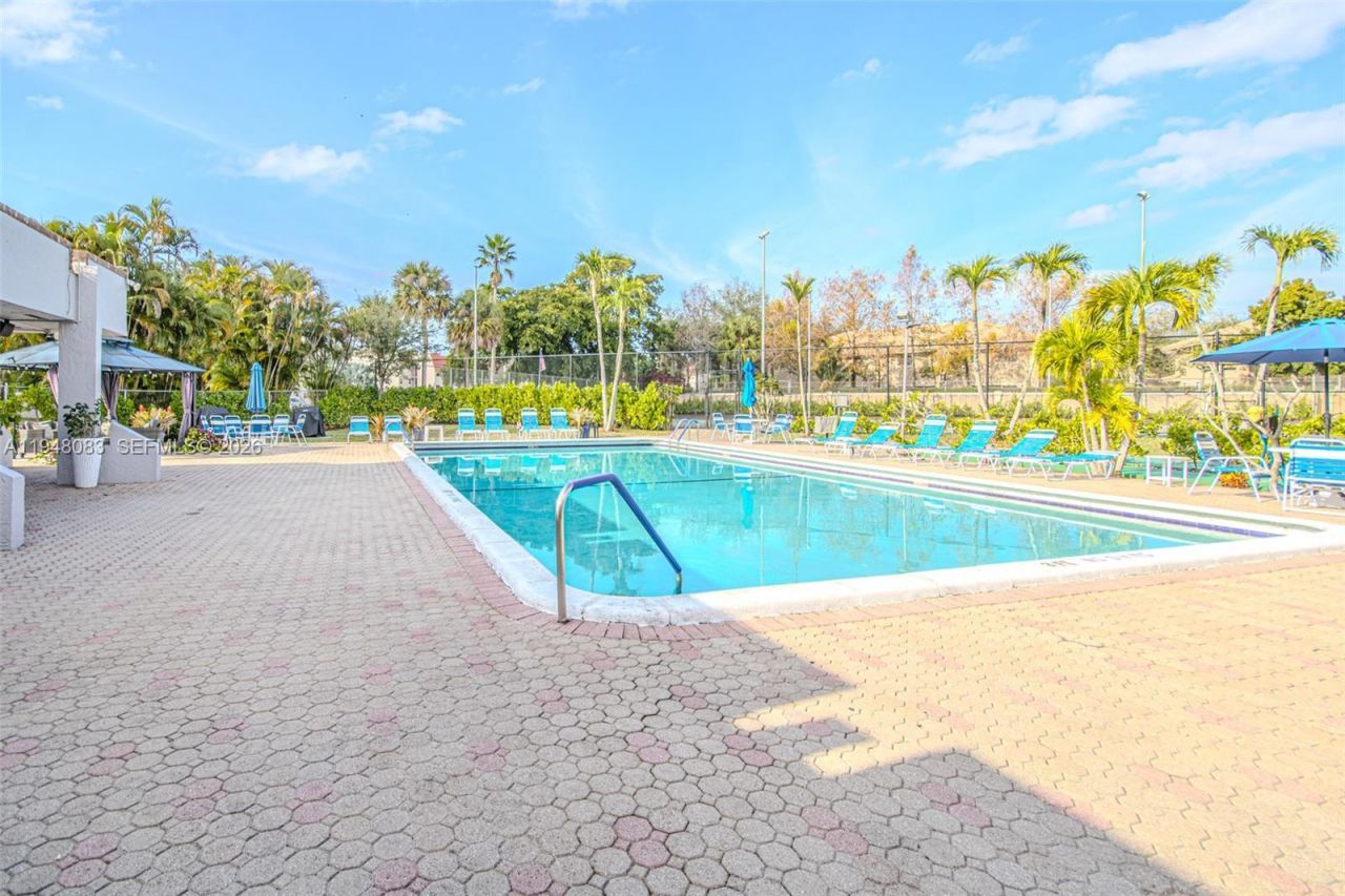 2541 Aragon Blvd , Unit 105, Sunrise, FL 33322 Photo