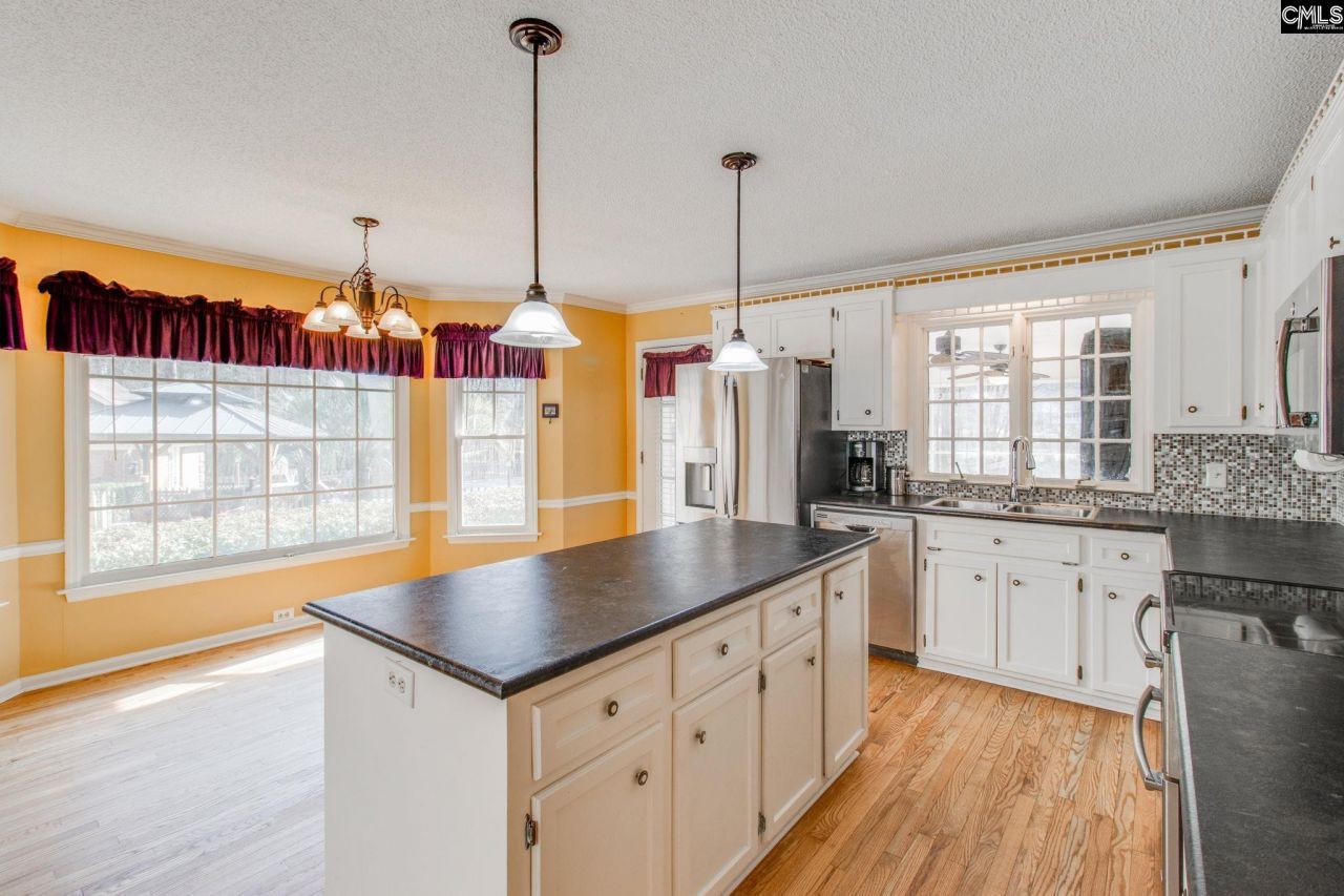 325 Derrick Lane  Photo 18