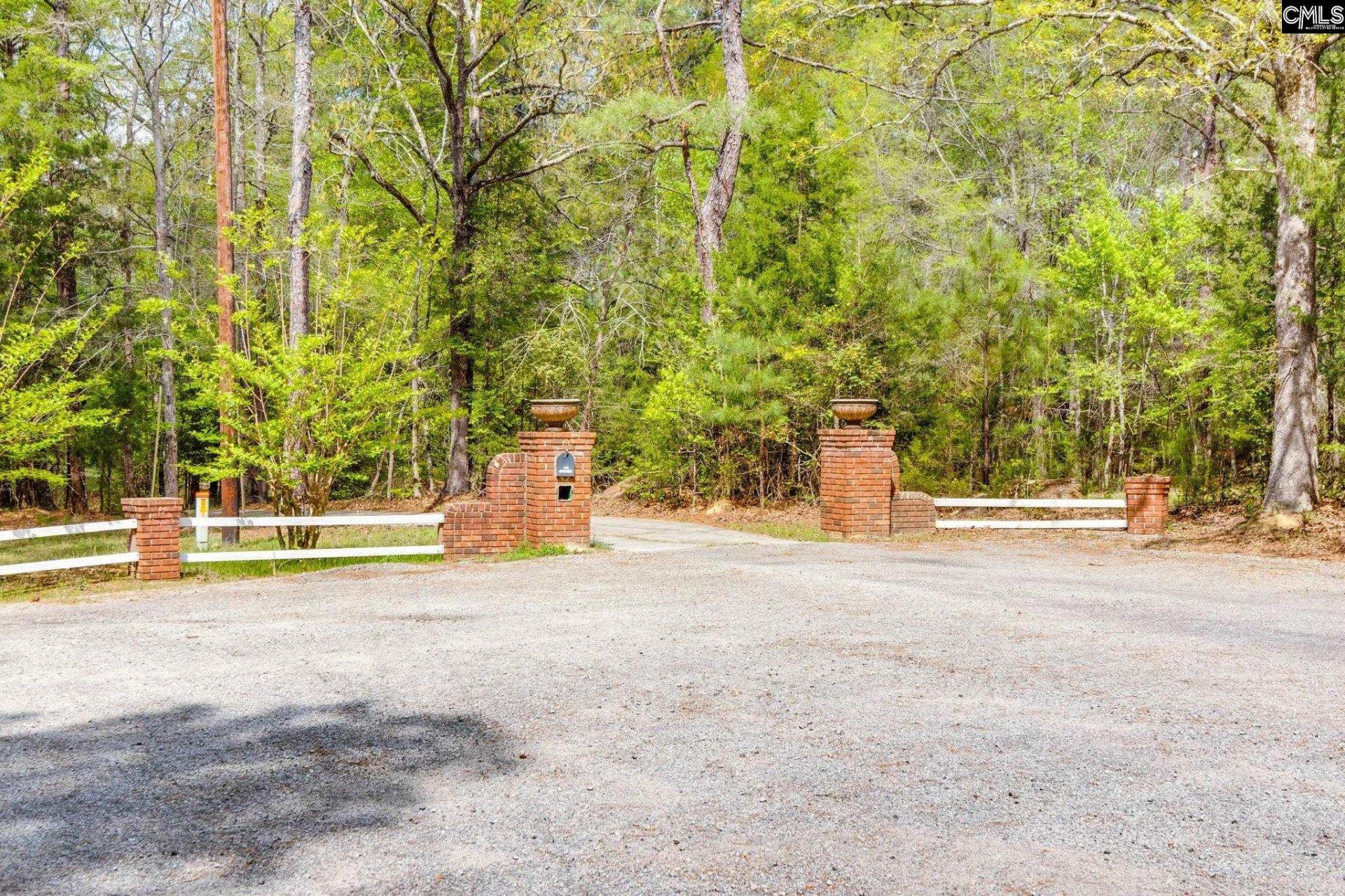 325 Derrick Lane Photo 8