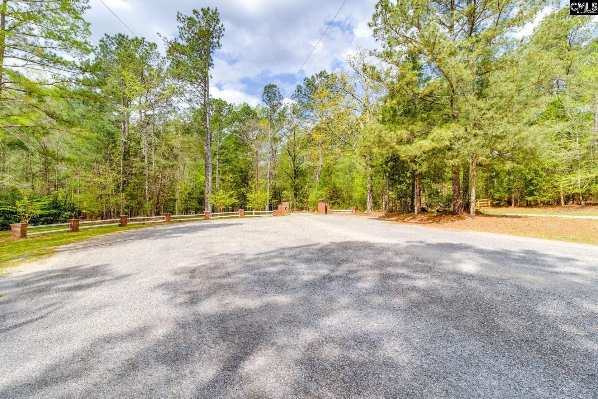 325 Derrick Lane Photo 9