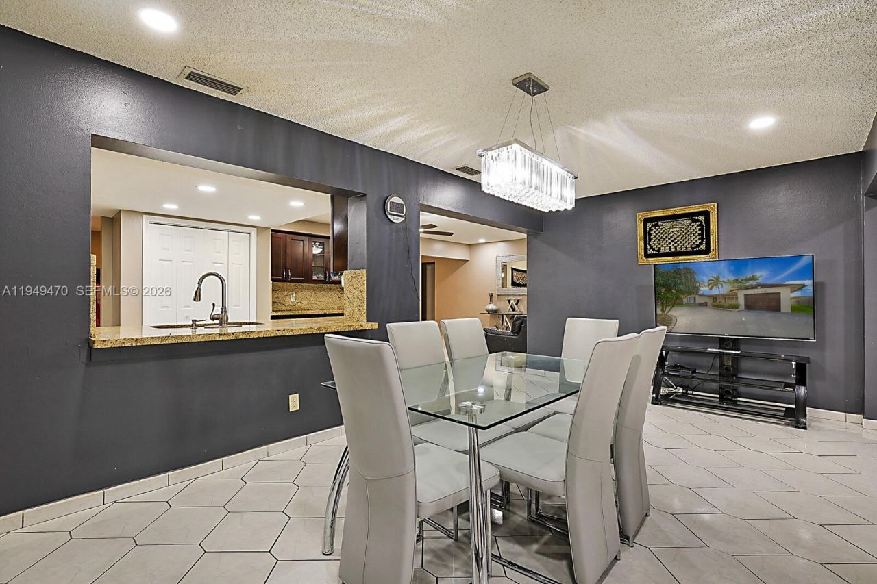 2210 NW 91st Ter, Pembroke Pines, FL 33024 Photo