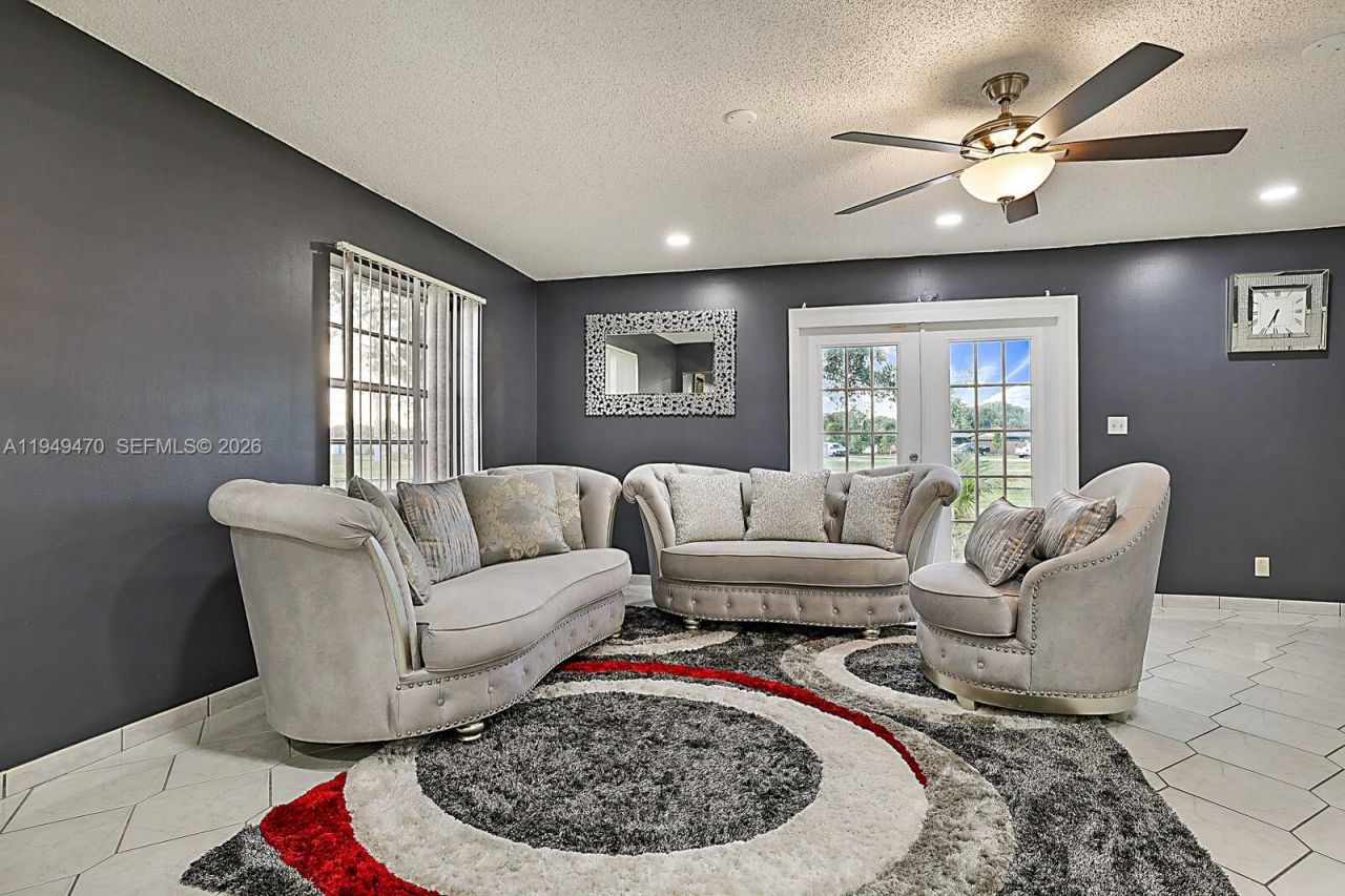 2210 NW 91st Ter, Pembroke Pines, FL 33024 Photo