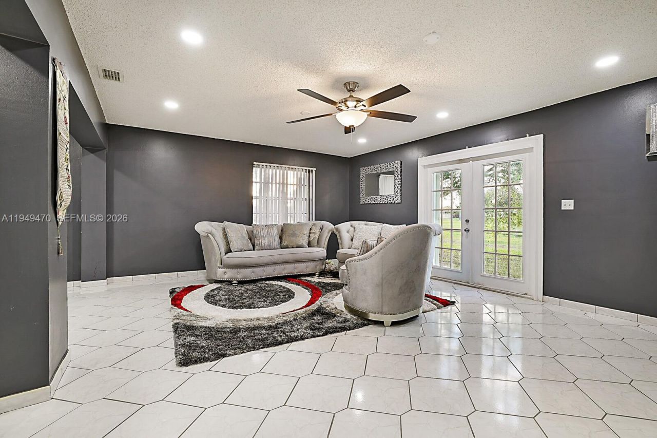 2210 NW 91st Ter, Pembroke Pines, FL 33024 Photo